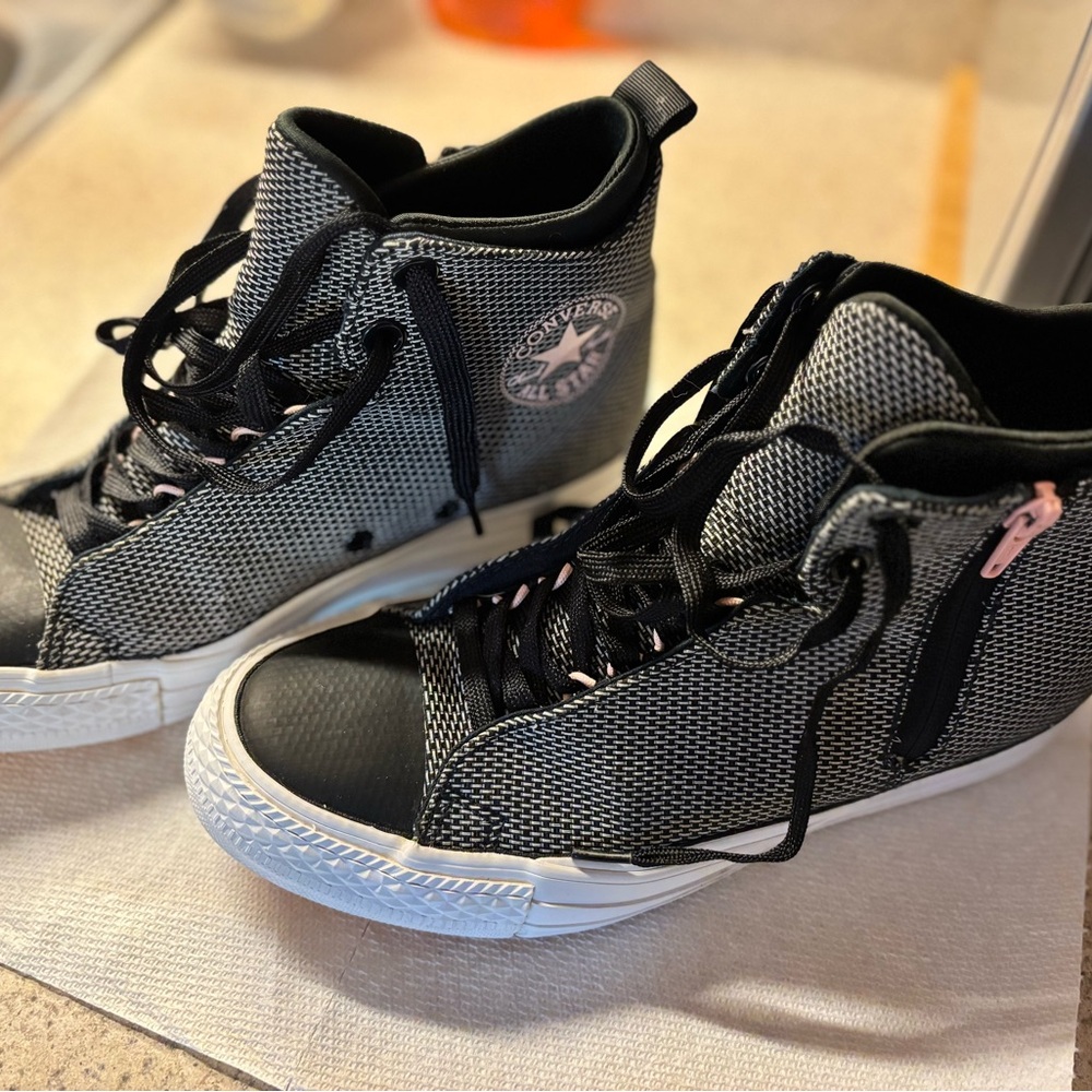 Converse Black and White, light pink accents High-Top Sneakers with lunaron